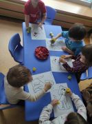 ilustracja do wpisu 
Piesek- praca plastyczna- wyklejanie bibułą