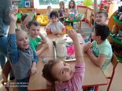 ilustracja do wpisu 
"Galaktyka w słoiku"- co jest cięższe: woda czy olej?