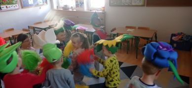 ilustracja do wpisu 
"W maju jak w gaju" Dzieci z naszej grupy wcieliły się w wiosenne, łąkowe kwiaty, motylki i żabkę