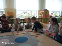 ilustracja do wpisu 
" Mniej, więcej,tyle samo"- zajęcia matematyczne z wykorzystaniem darów Froebla